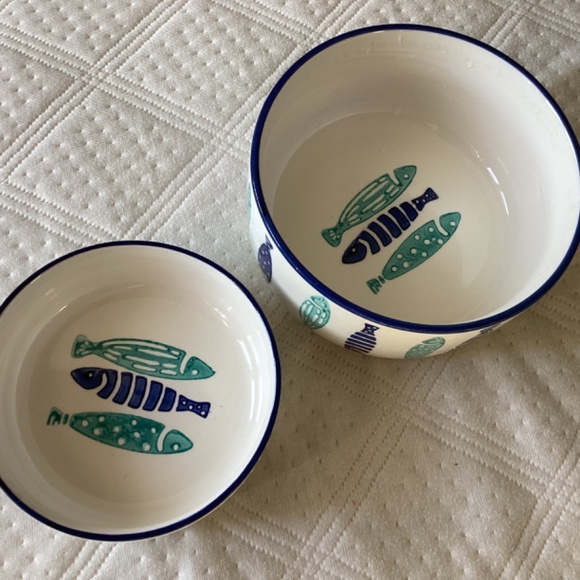 SIGNATURE HOUSEWARES INC. SET OF 2 FISH THEMED CAT FEEDING/WATER BOWLS - Picture 3 of 12